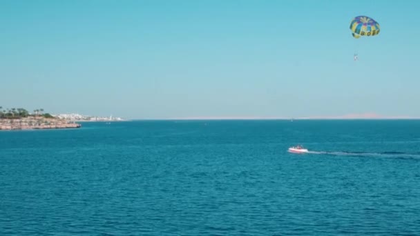 Panoramisch uitzicht op Sharks Bay in Sharm El Sheikh, Zuid-Sinaï gouvernement, Egypte namiddag schot toont de rode zee met toeristen genieten van de zee, Jachten en hotels op de achtergrond - Video