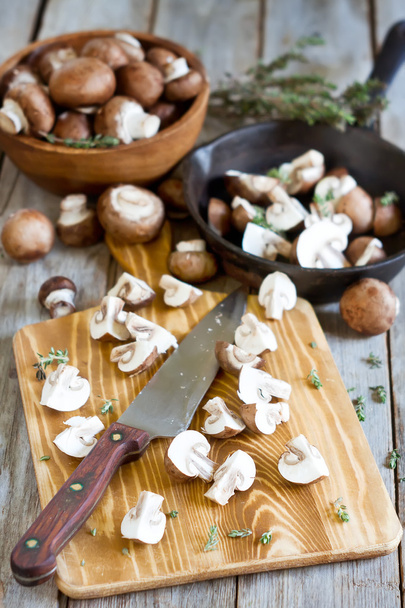 Mushrooms on chopping desk - Фото, зображення