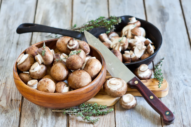 Mushrooms in bowl and pan - Foto, Imagen
