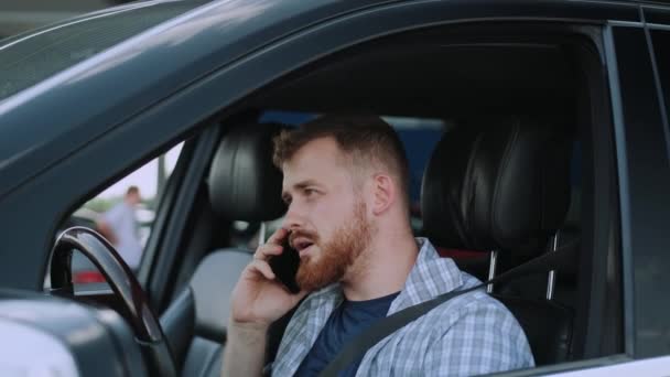 Fehér férfi veszi fel a telefont, mobilt használ a kocsiban. Közlekedés, technológia, utazás koncepció. Lassú mozgás. - Felvétel, videó