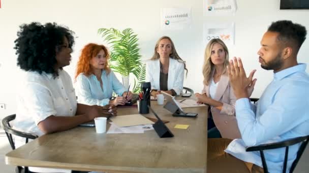 Equipe executiva profissional diversa trabalhando e brainstorming em uma reunião no escritório. - Filmagem, Vídeo