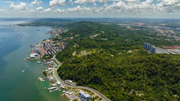 Вид сверху на город Сандабад, столицу округа Сандабад в штате Сабах, Малайзия. - Фото, изображение