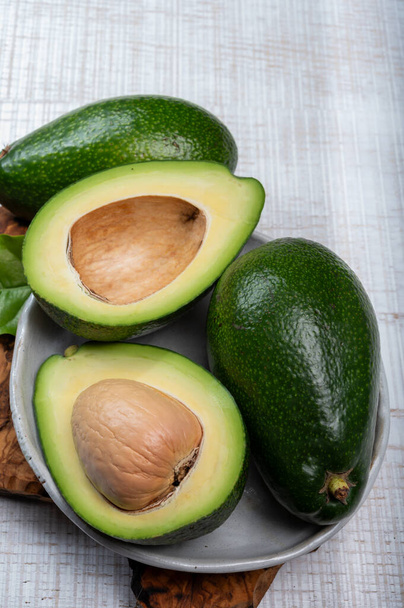 Grüne reife Avocadofrüchte aus Bio-Avocado-Plantage - gesunde vegane und vegetarische Kost - Foto, Bild