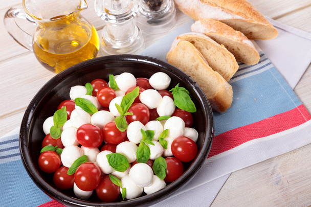 sałatka caprese z mozzarellą, pomidorem i bazylią - Zdjęcie, obraz