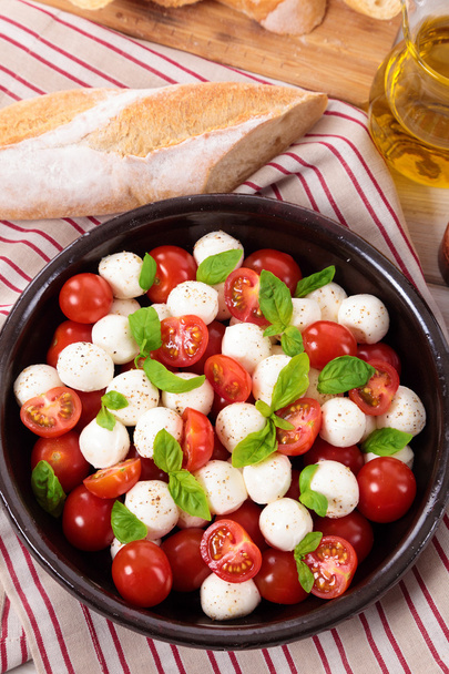 モッツァレラ、トマト、バジルとサラダをキャスプ - 写真・画像