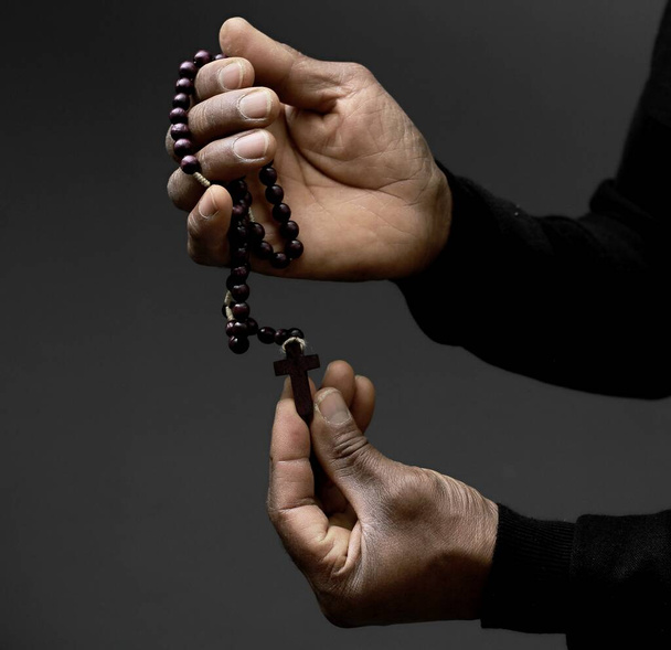 χέρια του ατόμου που προσεύχεται σε σκούρο φόντο, κοντινό - προβολή - Φωτογραφία, εικόνα