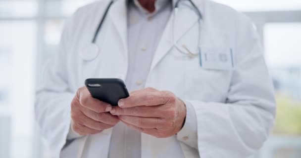 Χέρια, smartphone και γιατρός πληκτρολογώντας στο νοσοκομείο για online επαφή, διαβάζοντας ειδοποίηση υγειονομικής περίθαλψης και πληροφορίες telehealth. Κλείσιμο ιατρικού λειτουργού, χειρουργού και εφαρμογή αναζήτησης για το ψηφιακό δίκτυο. - Πλάνα, βίντεο