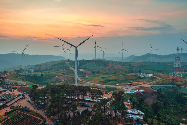 Rotation des éoliennes écologiques sur les collines agricoles, Energies alternatives durables industrielles, Ressources renouvelables et engagement en faveur d'un avenir vert - Photo, image