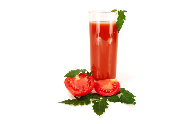 Стакан томатного сока с ломтиками помидоров
 - Фото, изображение