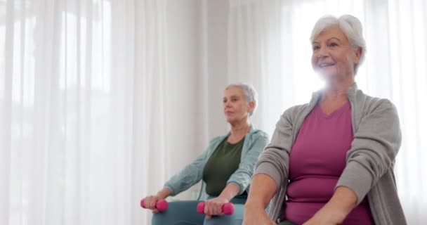 Idős nő, súlyzózik az osztályban edzésre, edzésre vagy edzésre, együtt súlyemelésre az öregek otthonában. Boldog idős nők fitnesz, fogyás vagy gyakorlat a karizom vagy erő beltéri. - Felvétel, videó