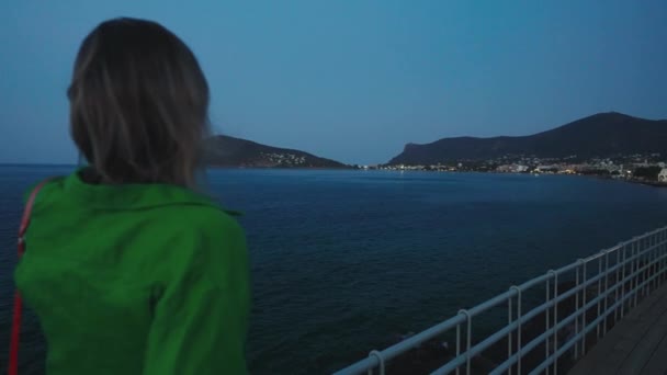 Nő a vízparton Porto Rafti, Görögország. - Felvétel, videó