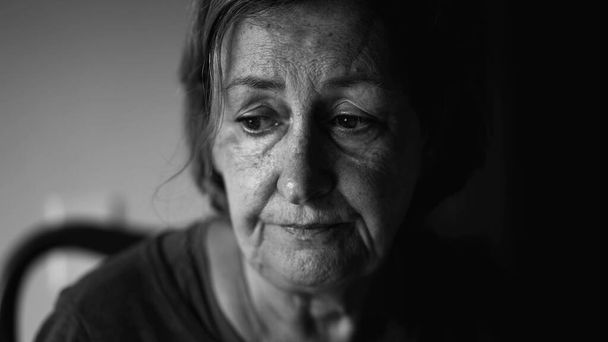 Oudere vrouw worstelt met depressie, close-up gezicht van dramatische oudere dame in stille wanhoop, gepreoccupeerde angstige emotie - Foto, afbeelding