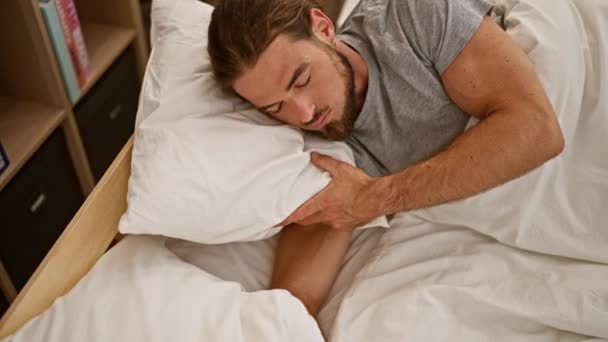Giovane uomo ispanico sdraiato sul letto a dormire in camera da letto - Filmati, video