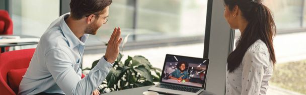 Managers werken samen aan project tijdens online video call meeting in office. Hoge kwaliteit foto - Foto, afbeelding
