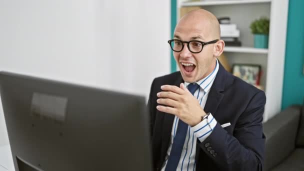 Giovane uomo d'affari ispanico lavoratore utilizzando il computer sorpreso celebrando in ufficio - Filmati, video