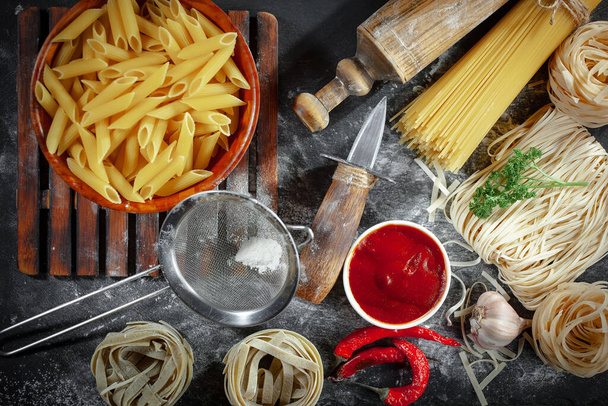 Raaka pasta koostumukseltaan vihanneksia keittiössä. - Valokuva, kuva