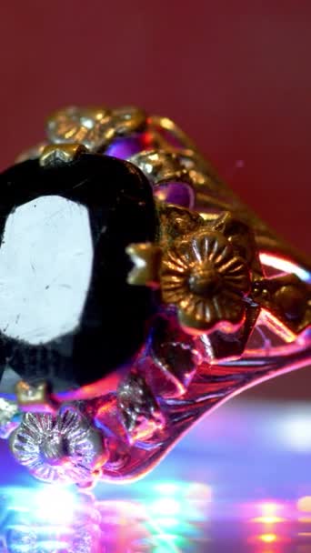 Hermoso anillo de oro de lujo con joyas de diamantes video vertical - Metraje, vídeo