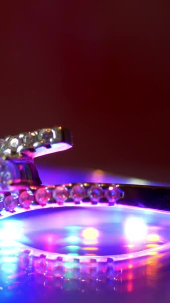 Hermoso anillo de oro de lujo con joyas de diamantes video vertical - Metraje, vídeo