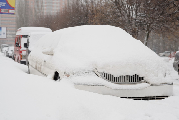 Limuzyny po burzy śnieżnej, Federacja Rosyjska. - Zdjęcie, obraz
