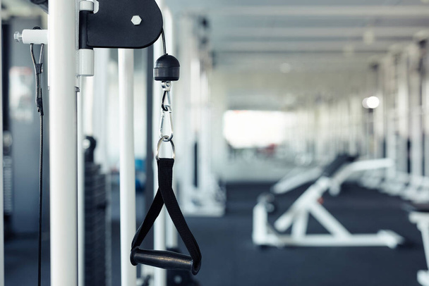 Κοντινό πλάνο του μηχανήματος άσκησης για την αθλητική προπόνηση στο γυμναστήριο - Φωτογραφία, εικόνα