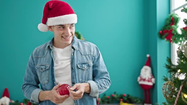 Genç İspanyol adam Noel ağacını evde süslüyor. - Video, Çekim