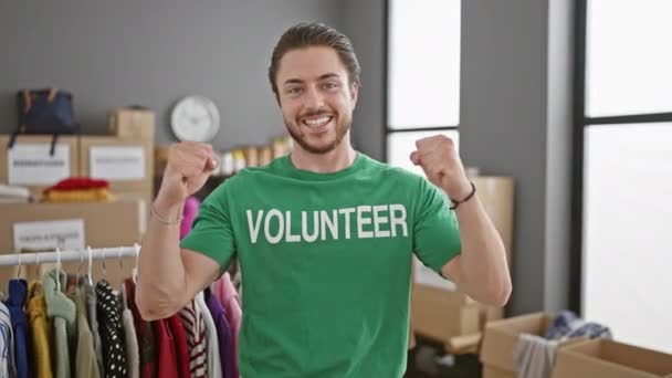 Joven hispano voluntario aplaudiendo las manos celebrando en el centro de caridad - Metraje, vídeo