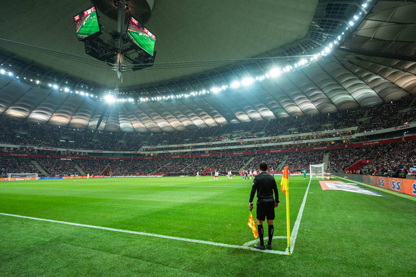 WARSAW, LENGYELORSZÁG - NOVEMBER 17, 2023: Az UEFA Euro 2024 minősítései. Match Lengyelország - Csehország 1: 1. Touche vonal bíró a pályán. - Fotó, kép