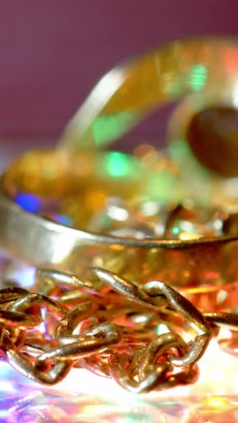 Krásné luxusní zlaté šperky vertikální video - Záběry, video