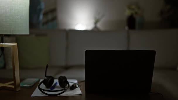 Junger hispanischer Mann stellt Tasse Kaffee mit Laptop zu Hause auf den Tisch - Filmmaterial, Video