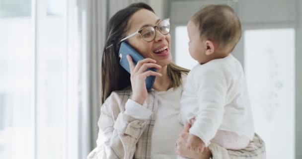 .Mère, bébé et appel téléphonique avec parler, à la maison et sourire pour les soins, l'amour et le lien avec la connexion. Maman, bébé et smartphone pour une conversation, une écoute et un contact heureux dans la maison familiale - Séquence, vidéo