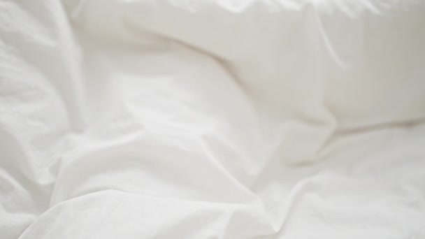 Schöne verliebte Paare umarmen sich, liegen gemütlich auf dem Bett im gemütlichen Schlafzimmer und genießen den erholsamen Morgenschlaf zusammen - Filmmaterial, Video
