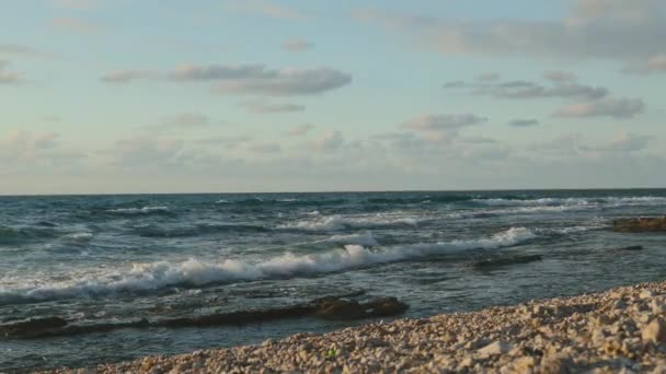 Drámai égbolt naplementekor egy vihar után, epikus tengerpart. Haifa töltés, turisztikai célpontok. Izrael. Haifa. - Felvétel, videó