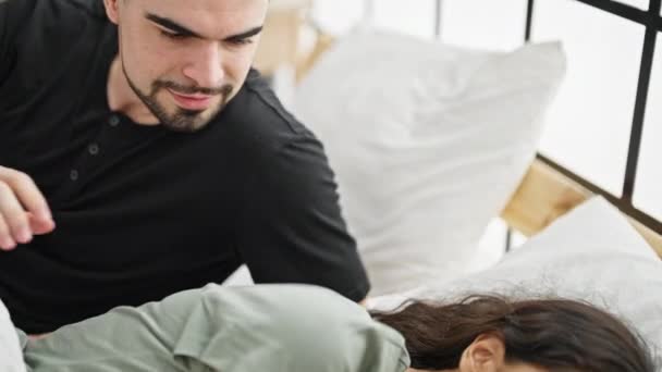 Gyönyörű pár küzd párkapcsolati problémák a hálószobában, frusztráció nyilvánvaló, ahogy feküdt ébren az ágyban - Felvétel, videó