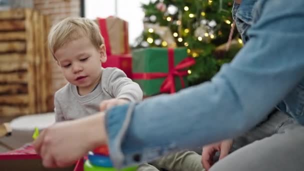 Isä ja poika juhlivat joulua leikkimällä leluilla kotona - Materiaali, video