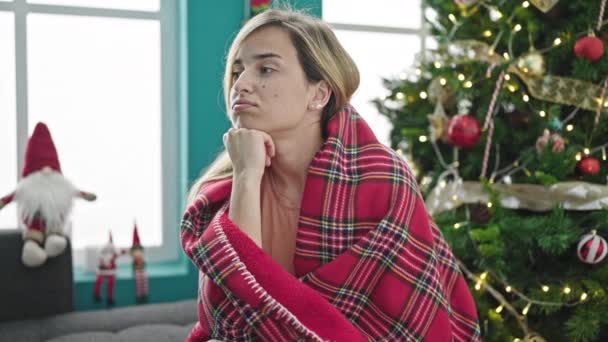 Νεαρή ξανθιά γυναίκα γιορτάζει Χριστούγεννα αναζητούν αναστατωμένος στο σπίτι - Πλάνα, βίντεο