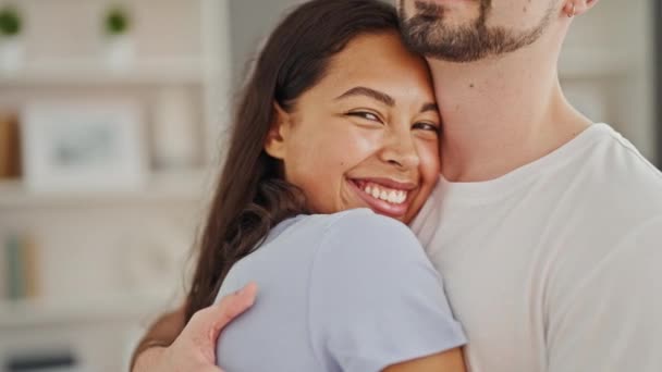 Casal bonito abraçando uns aos outros de pé juntos sorrindo em casa - Filmagem, Vídeo