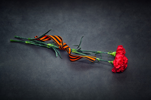 Flores de cravo e vista superior de George Ribbon. Dia da Vitória - 9 de maio. Jubileu 70 anos
. - Foto, Imagem