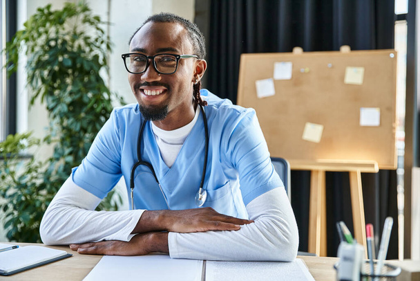 schöner fröhlicher afrikanisch-amerikanischer Arzt mit Brille, der während der Online-Beratung in die Kamera schaut - Foto, Bild
