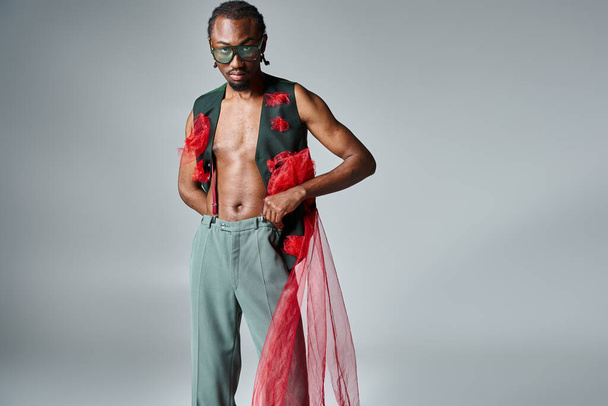 カメラ,ファッションコンセプトを見ている活気に満ちた服装のサングラスを持つトレンディなアフリカ系アメリカ人男性 - 写真・画像