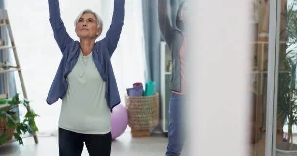 Γιόγκα, ηλικιωμένη γυναίκα και αναπνοή στην άσκηση, τάξη και να χαλαρώσετε στην πνευματική προπόνηση, την κατάρτιση ή την καταλληλότητα για την ευεξία ή zen. Διαλογισμός, αναπνοή και ηρεμία namaste τεντώνεται για την υγεία κατά τη συνταξιοδότηση. - Πλάνα, βίντεο