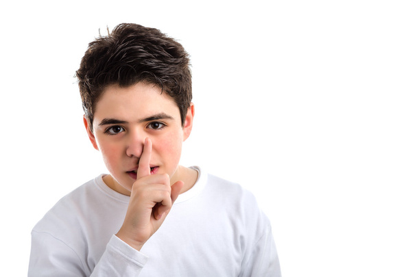Soyez geste silencieux par l'adolescent caucasien à la peau lisse
  - Photo, image