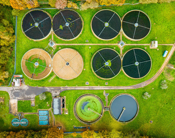 Veduta aerea dell'impianto di depurazione delle acque reflue nel Surrey, Inghilterra, Regno Unito - Foto, immagini