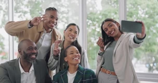 Freunde, Selfie und Lächeln mit Friedenszeichen im Büro für ein Firmenprofil-Foto mit Diversity oder Marketing-Team. Glücklich, Gesicht, Arbeiter und Gruppe für die Zusammenarbeit und Handy für Social Media-Update - Filmmaterial, Video