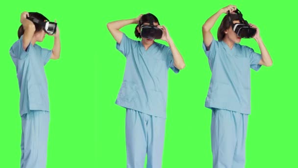 Άνδρας νοσοκόμος που χρησιμοποιεί γυαλιά εικονικής πραγματικότητας κατά πρότυπο greenscreen, που εργάζονται με σύγχρονα διαδραστικά 3D ακουστικά. Ιατρικός ειδικός υγειονομικής περίθαλψης χρησιμοποιεί τεχνητή νοημοσύνη. - Πλάνα, βίντεο