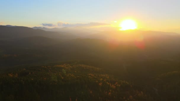 Όμορφη πανοραμική ορεινό τοπίο με θολές κορυφές και ομιχλώδη κοιλάδα στο ηλιοβασίλεμα. - Πλάνα, βίντεο