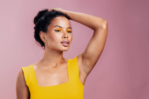 Style femme jaune espace cosmétique copier belle cosmétologie maquillage studio portrait beauté visage rose africain modèle coloré ethnique peau noir mode sourire créatif - Photo, image