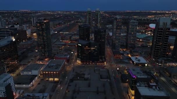 Blick auf die Skyline von Calgary an einem schönen Winterabend.  - Filmmaterial, Video