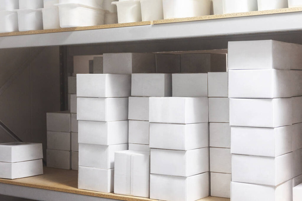 Cajas blancas dispuestas en una unidad de almacenamiento en frío, mostrando un sistema de almacenamiento eficiente. - Foto, Imagen