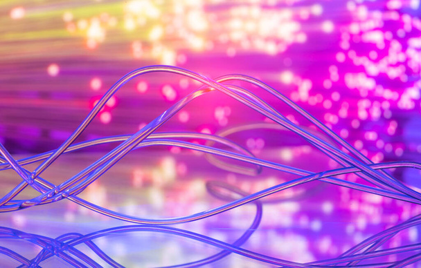 Fiber optik kablodan oluşan neon girdap kıvrımlı çizgi akıntıları ile - Fotoğraf, Görsel