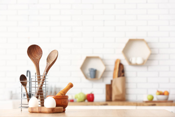Кухонне начиння та яйця на столі на кухні - Фото, зображення
